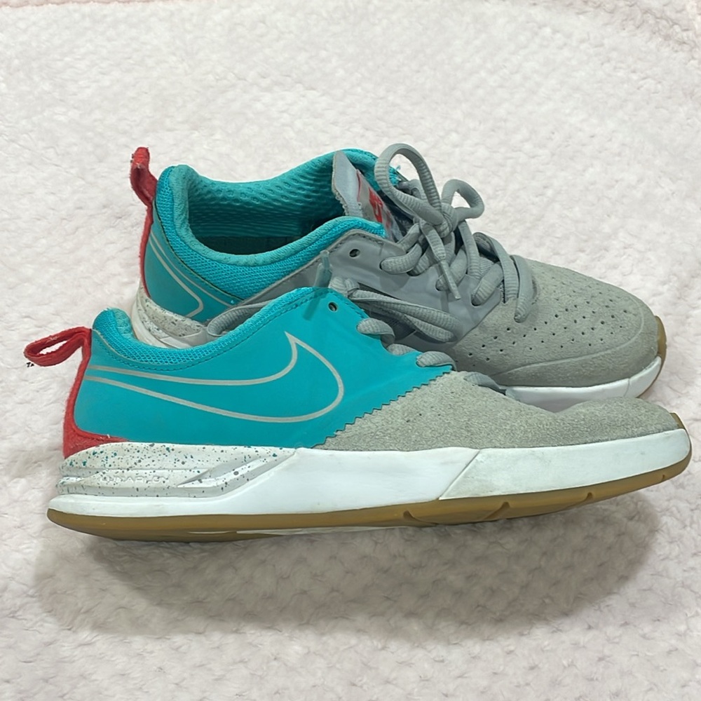 Nike shoes - Picture 2 of 4